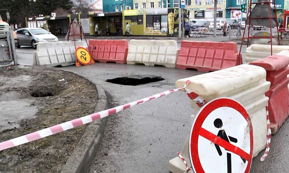 Под Новосибирском житель снял ушедший под землю асфальт