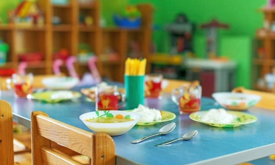 В Новосибирске 7 сотрудников детсада наказали за скудное питание детей