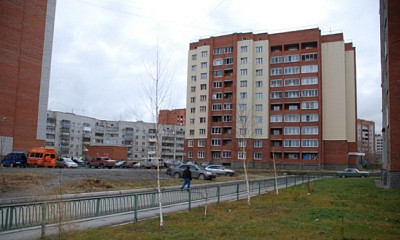 Тело 25-летней бердчанки нашли у подъезда жилого дома под Новосибирском