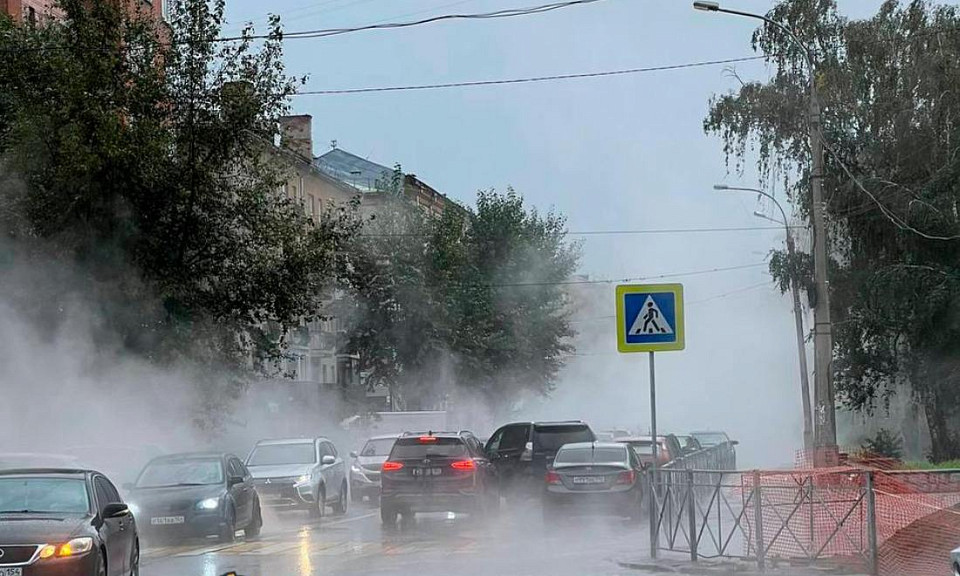 В Новосибирске прорвало трубу с горячей водой возле Нарымского сквера