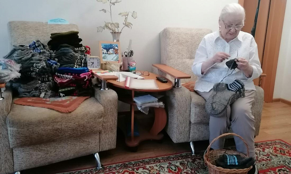Пенсионерка из Куйбышева отправила бойцам в зону спецоперации сто пар носков