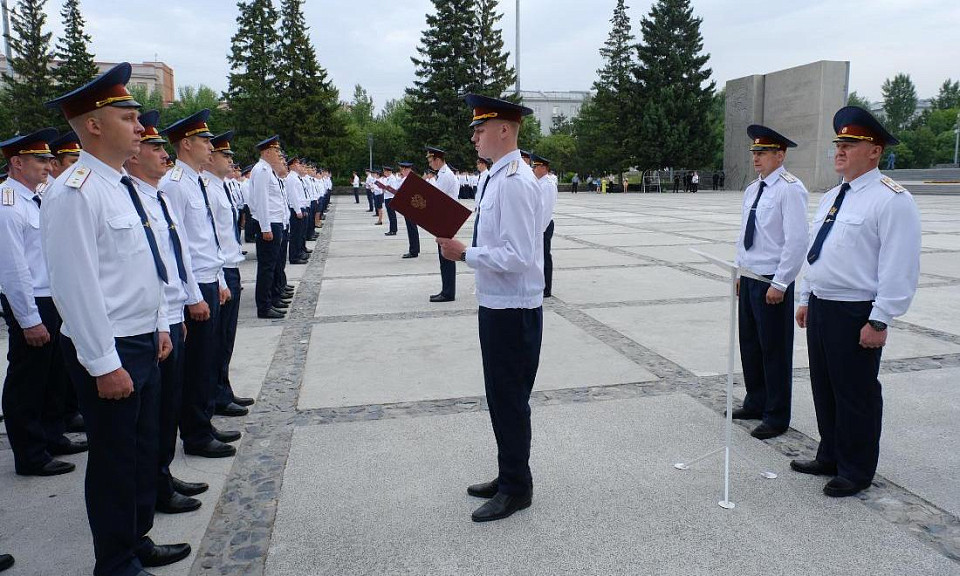 Сотрудники ГУФСИН приняли присягу на «Монументе Славы» в Новосибирске