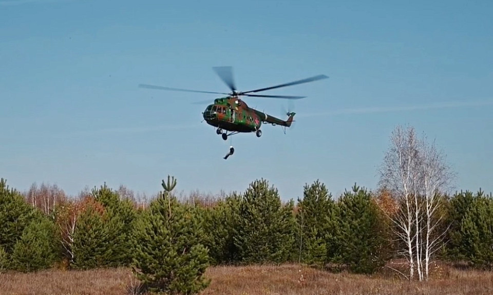 В Новосибирске бойцы спецназа десантируются без парашюта из вертолета