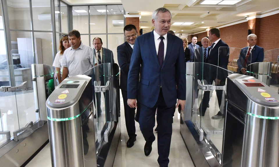 Новосибирский губернатор проверил ход реконструкции вокзала в Бердске