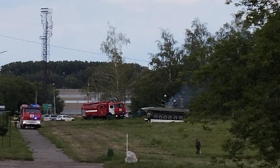 Вандалы подожгли танк Т-62 в парке Победы в Бердске