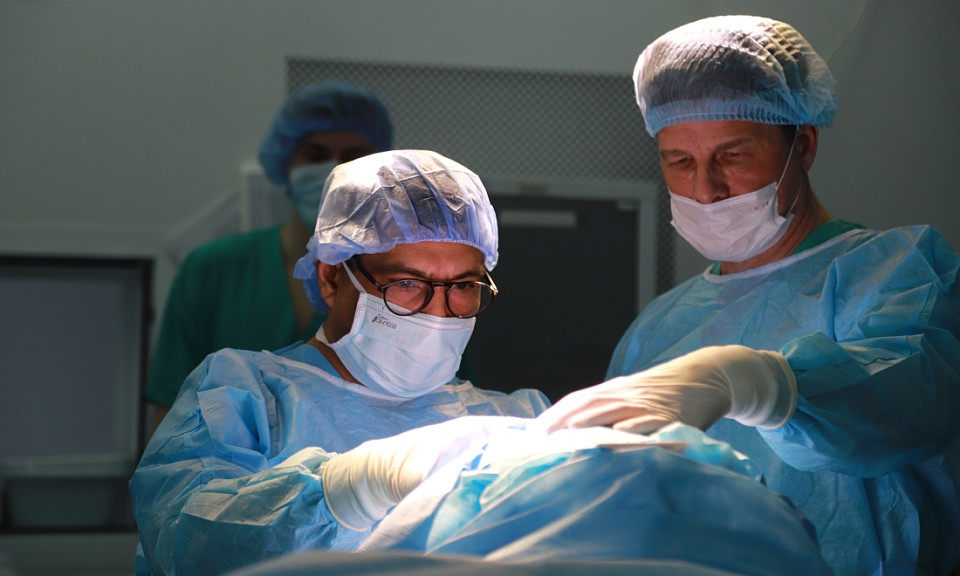 Новосибирские хирурги научились оперировать мозг через бровь