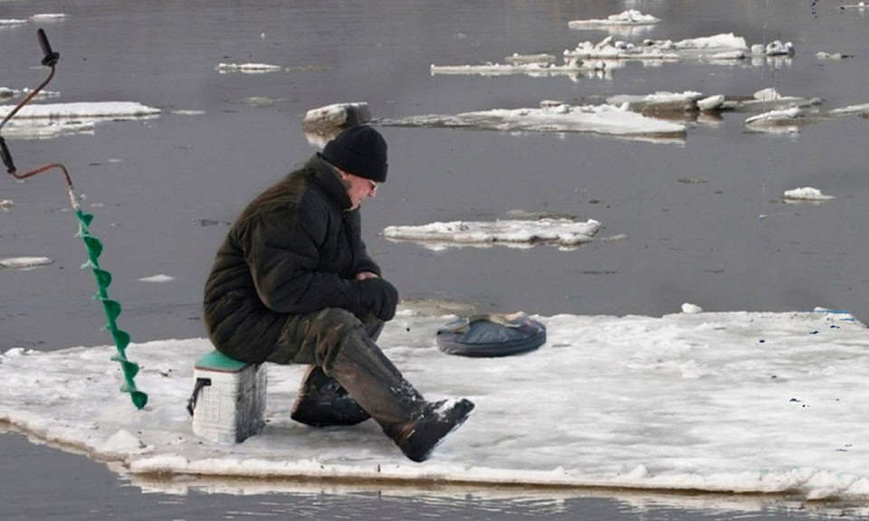 Новосибирских рыбаков снова унесло на льдине от берега