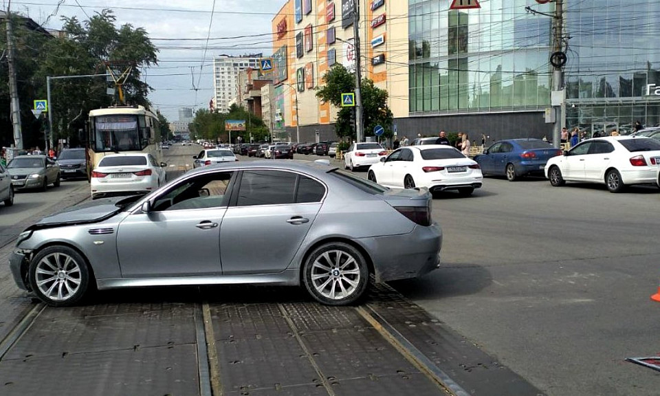 Lexus против BMW: 12-летняя девочка госпитализирована после ДТП в Новосибирске