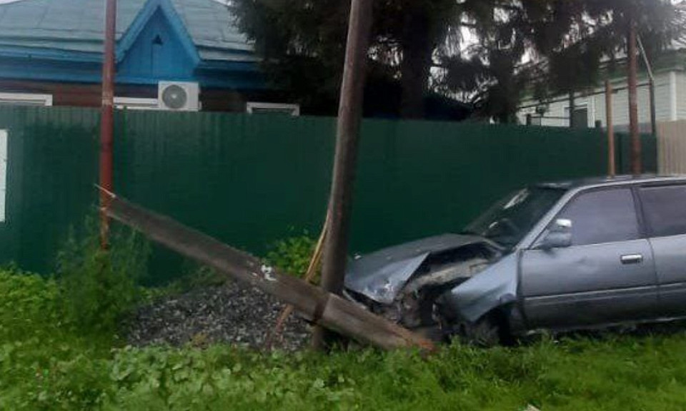 В селе под Новосибирском водитель снёс опору ЛЭП, лишив света местных жителей