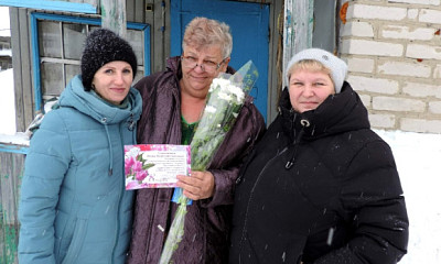 Под Новосибирском жён и матерей бойцов СВО поздравили с 8 Марта