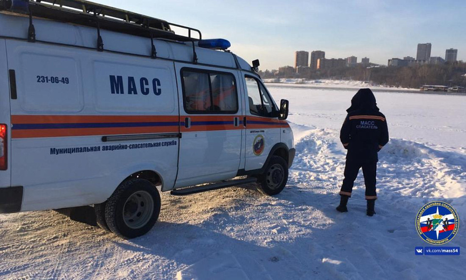 В Новосибирске спасатели сняли пятерых детей с льдины на реке Обь