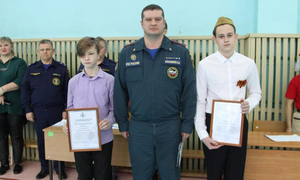 Подростков наградили за спасение ребёнка при пожаре в Новосибирске