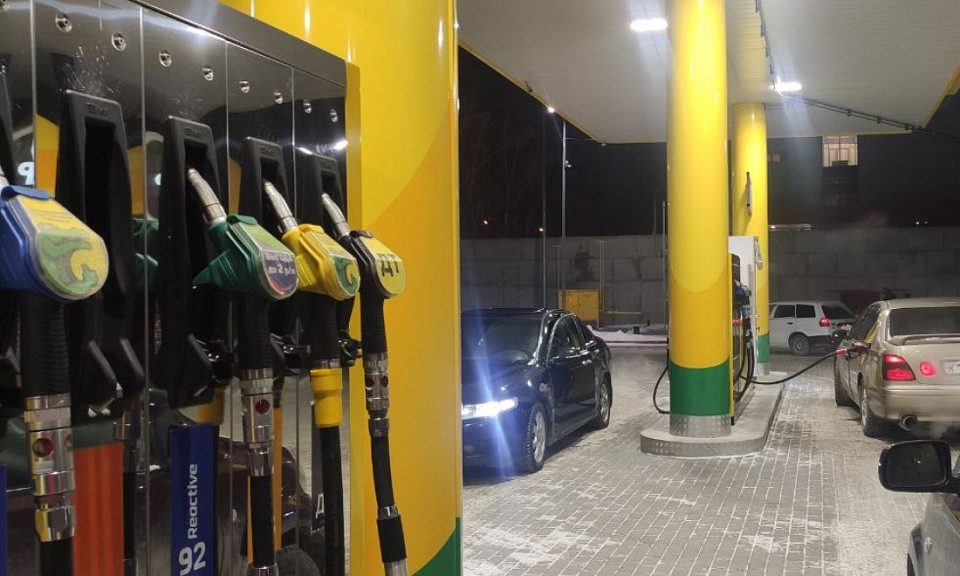 В Новосибирской области на среднюю зарплату можно купить 1084 литра бензина