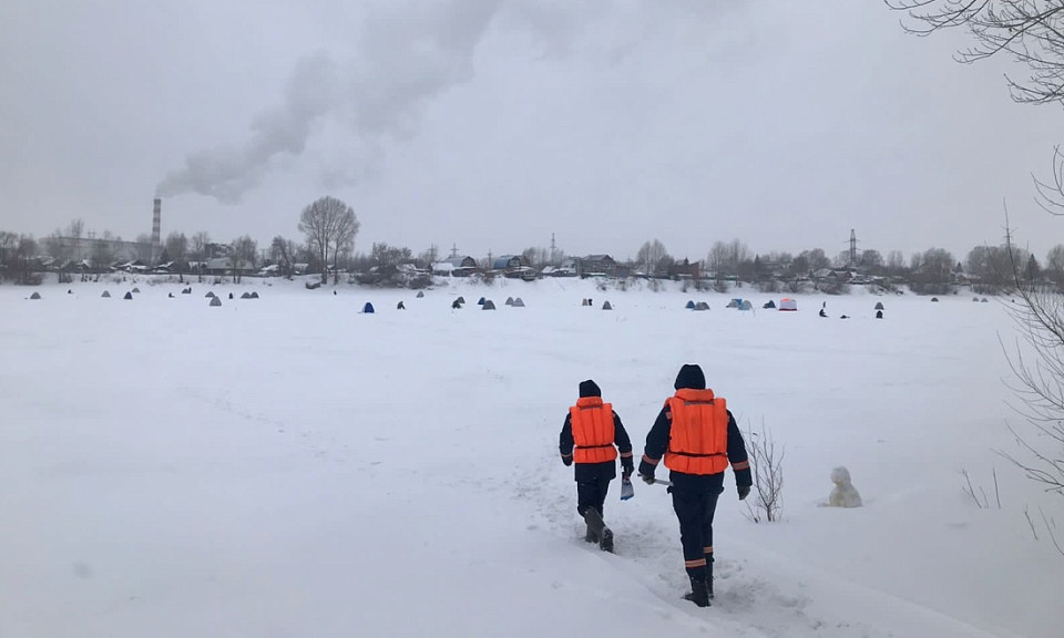 В Новосибирске горожанин ночью провалился под лед на Оби