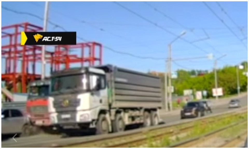 Тройное ДТП с грузовиком произошло на улице Волочаевской в Новосибирске