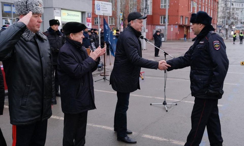 35 автомобилей вручил Андрей Травников районным отделам полиции