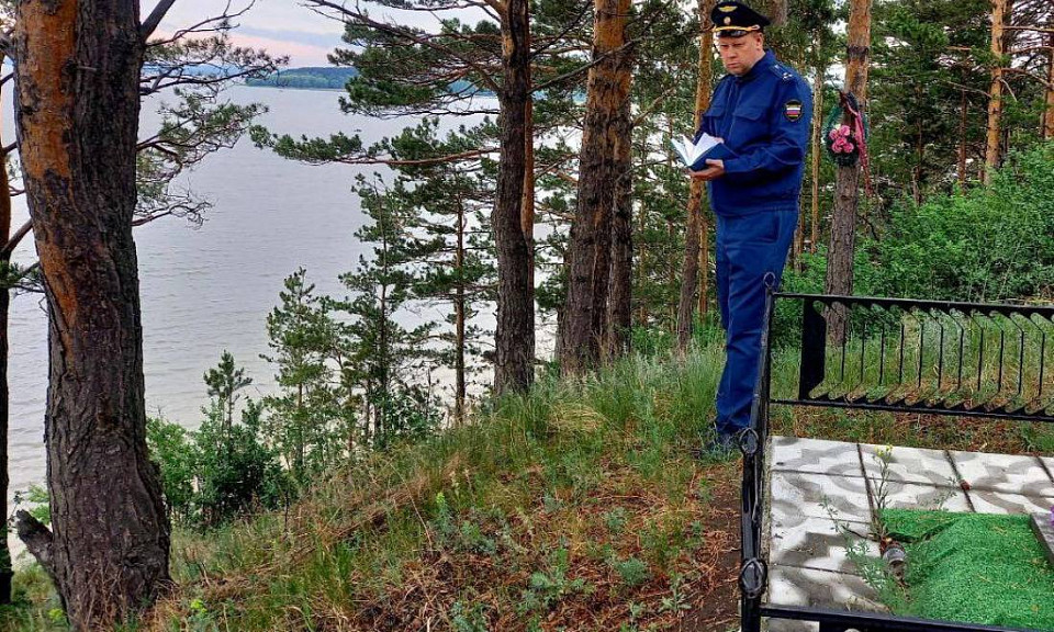 Прокурор оценил опасность обрушения 30 могил в реку Бердь под Новосибирском