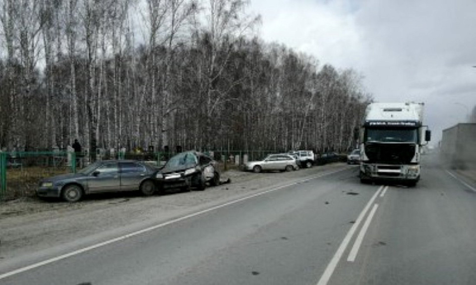 Смертельный разворот: водитель погиб возле кладбища под Новосибирском