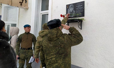 Мемориальную доску выпускнику Виктору Подвигину открыли в школе под Новосибирском