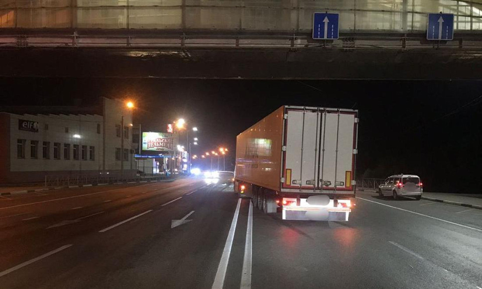Водитель грузовика насмерть сбил женщину под Новосибирском