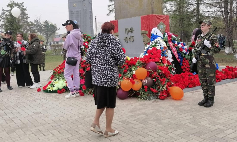 Сотни куйбышевцев пришли в Сквер Воинской славы в День Победы