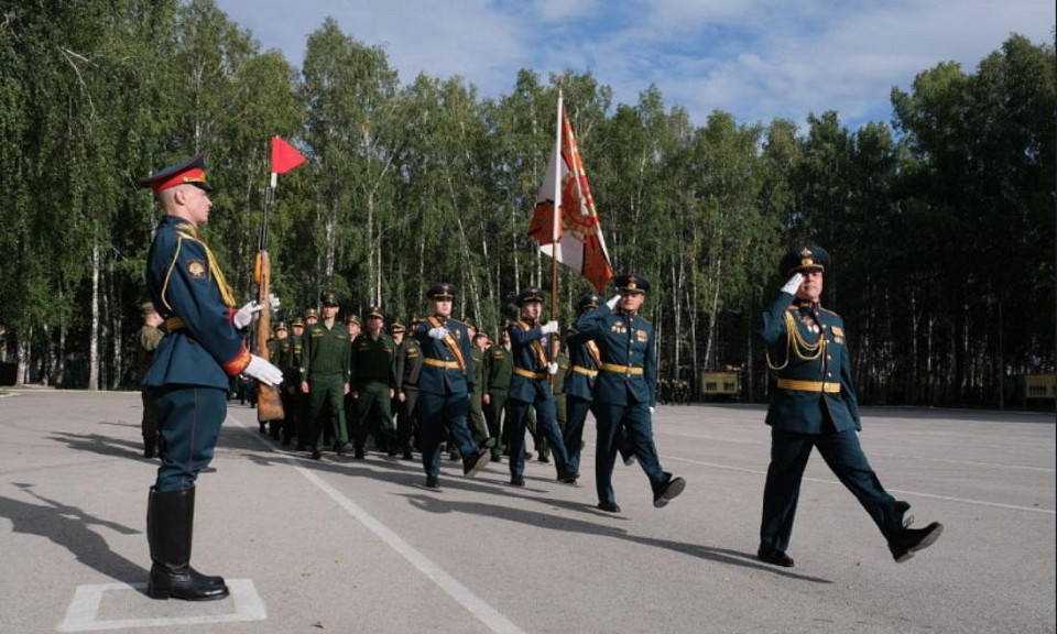 Андрей Травников поздравил военнослужащих ракетного соединения с Днём российской гвардии