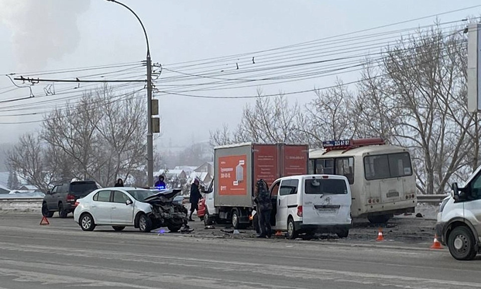 В Новосибирске произошло массовое ДТП с участием пяти автомобилей