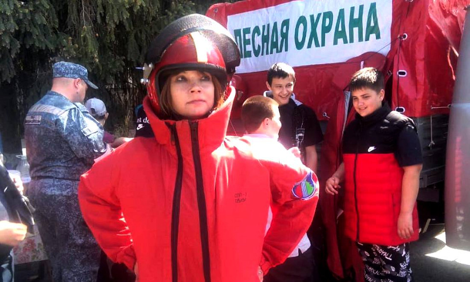 Дети в огнеупорных комбинезонах «тушили» пожары под Новосибирском