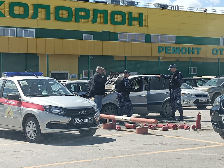 В Новосибирске вспыхнула иномарка у магазина «Колорлон»
