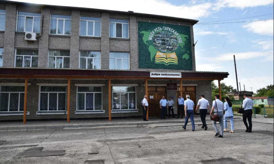 Школы в Усть-Тарском районе обновят по поручению губернатора