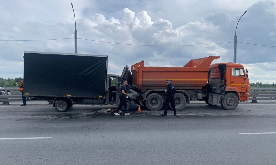 Три человека пострадали в столкновении с КамАЗом в Новосибирске