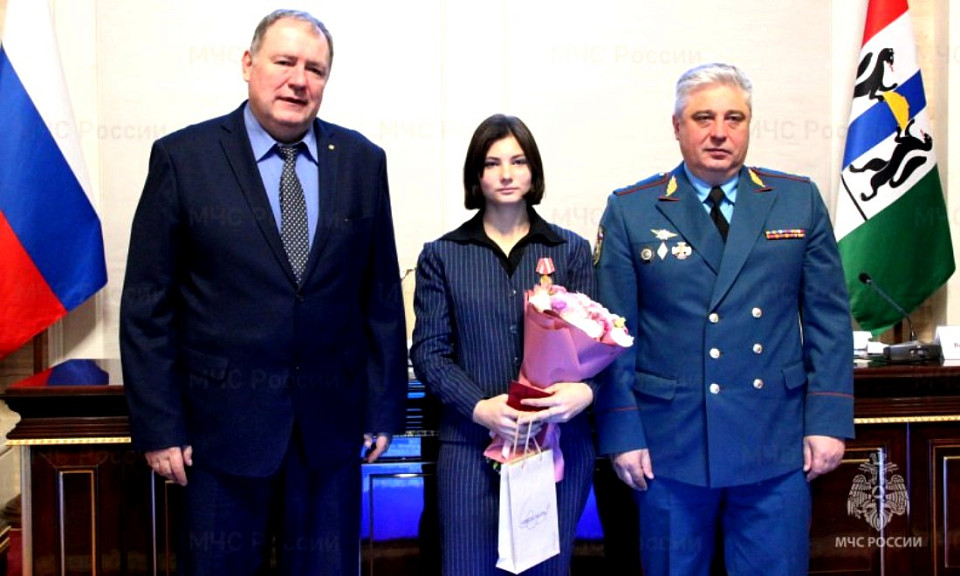 Медали МЧС вручили двум подросткам из Новосибирской области