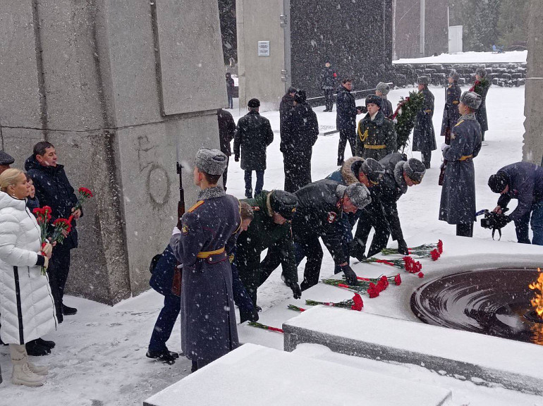«Шагнули в бессмертие»: в Новосибирске почтили память неизвестных солдат