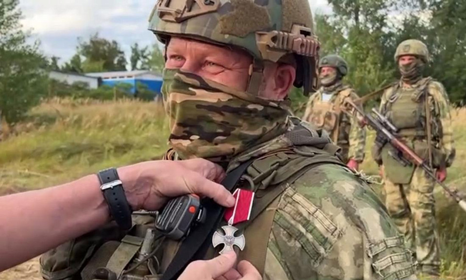 Девятерых бойцов из Новосибирской области наградили в зоне спецоперации