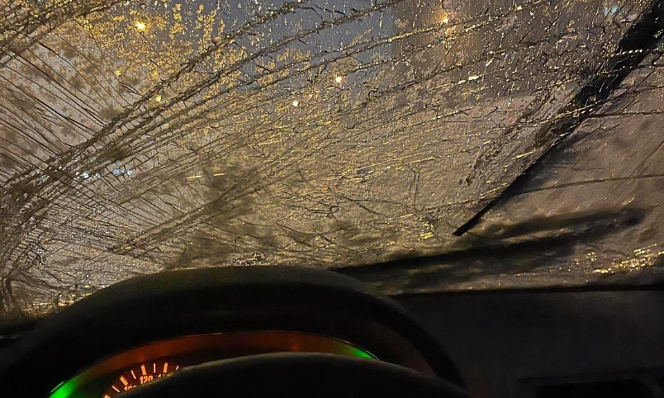 Глыба льда упала с моста и разбила лобовое стекло машины в центре Новосибирска