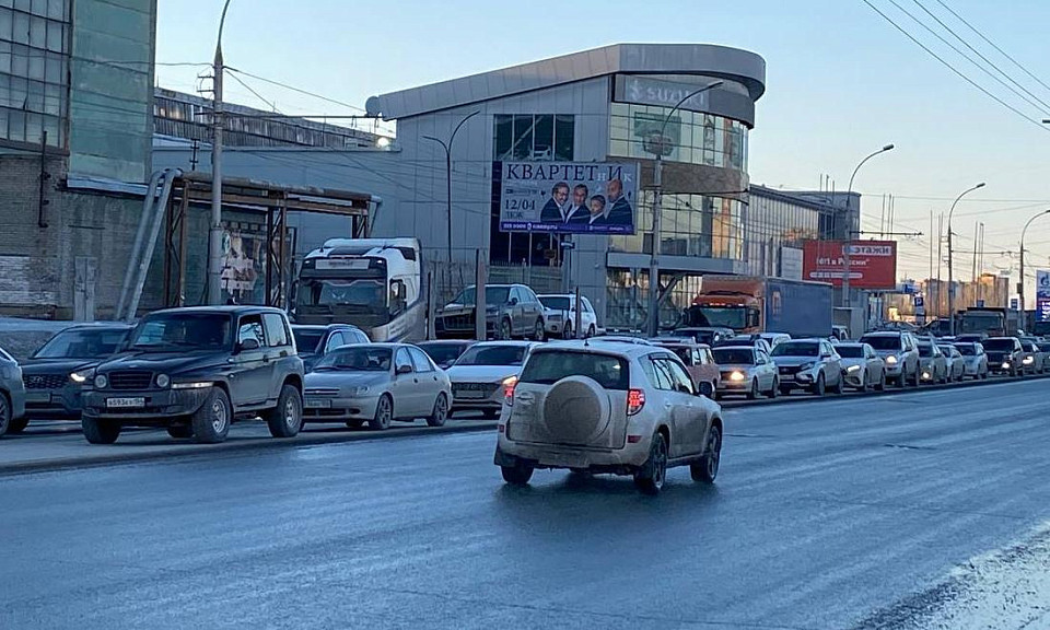 В Новосибирске образовалась 6-километровая пробка на улице Большевистской