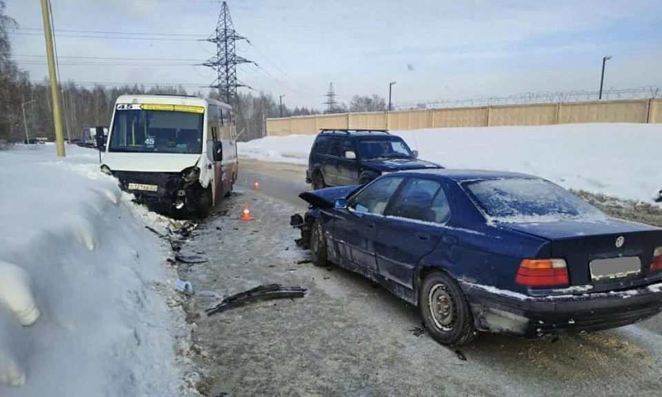 Шесть человек пострадали в аварии с маршруткой в Новосибирске