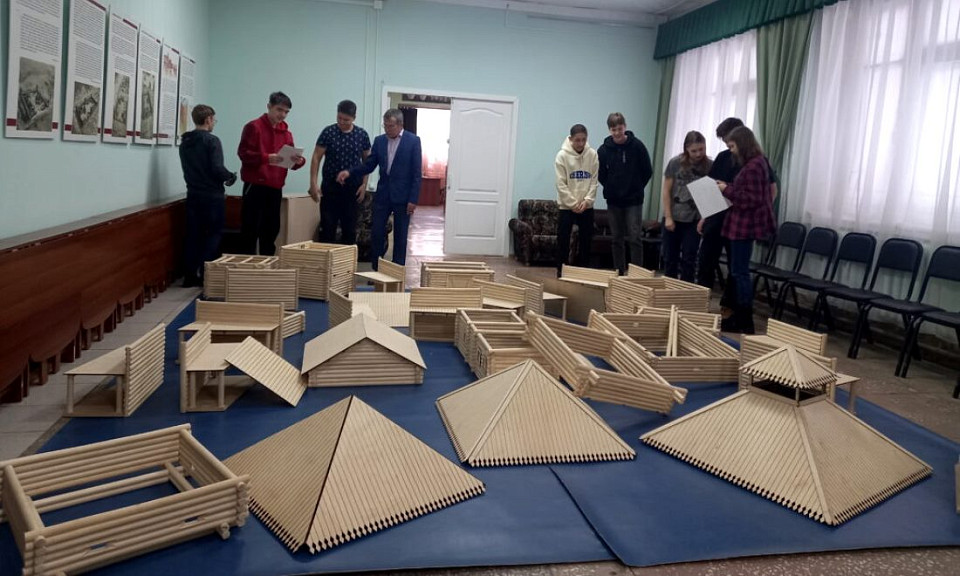 Школьники построили мини-острог в музее Карасука