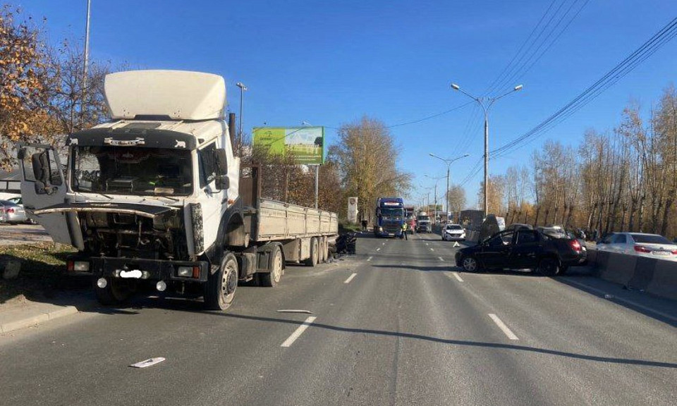 Lada Granta протаранила МАЗ: два подростка травмированы в ДТП в Новосибирске