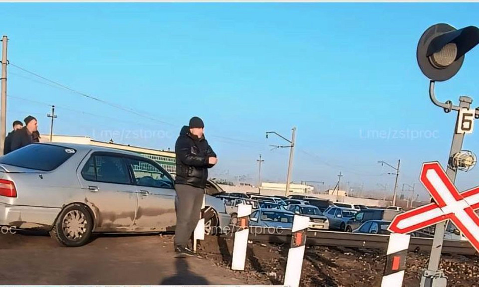 В Новосибирской области тепловоз снёс легковой автомобиль