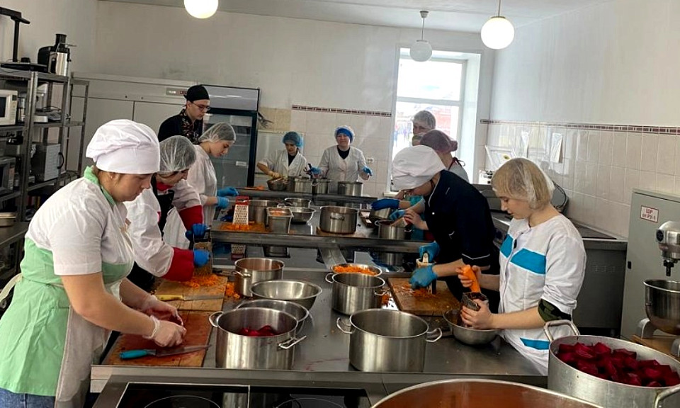 Студенты и волонтёры готовят сухие супы для бойцов СВО под Новосибирском