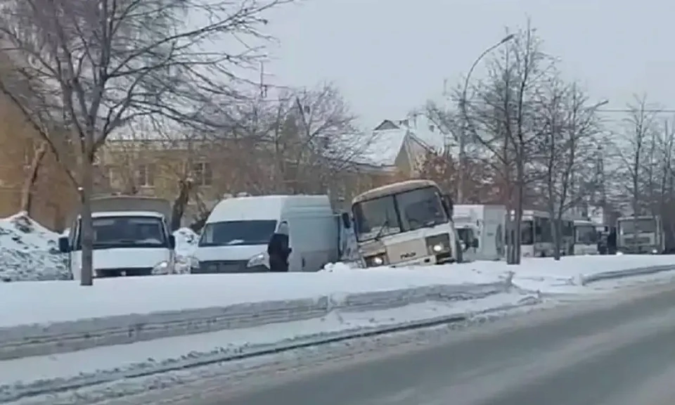 ДТП с автобусом и двумя «ГАЗелями» заблокировало движение в Новосибирске