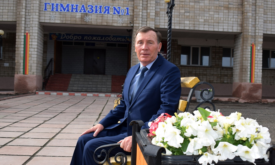 В Новосибирской области ушёл из жизни экс-директор гимназии с 50-летним стажем