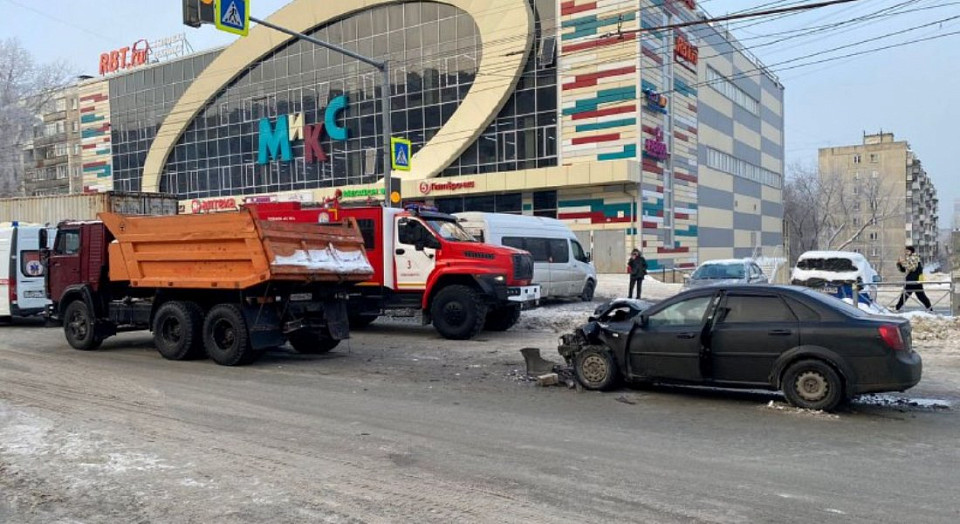 Есть пострадавшие: «Шевроле» влетел в КамАЗ в Новосибирске