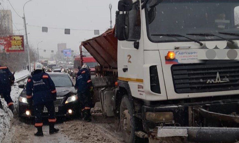 Женщину зажало в салоне после ДТП со снегоуборочной машиной в Новосибирске