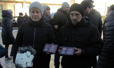 В Новосибирской области родителям погибшего бойца вручили награды сына
