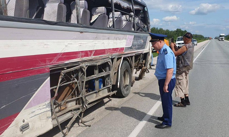 Автобус и фура столкнулись на трассе под Новосибирском: есть пострадавшие