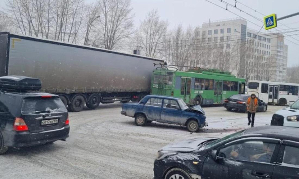 Два ДТП на улице Станиславского в Новосибирске частично заблокировали проезд