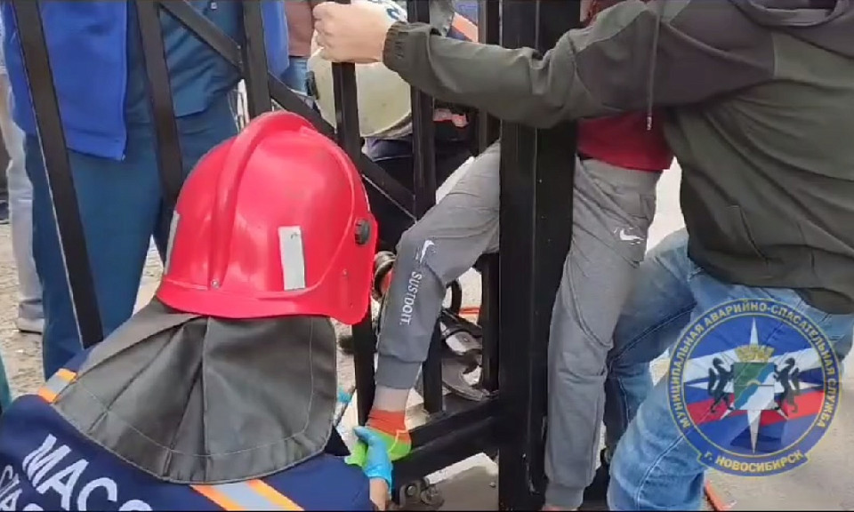 Новосибирские спасатели вытащили зажатого ребенка из автоматических ворот