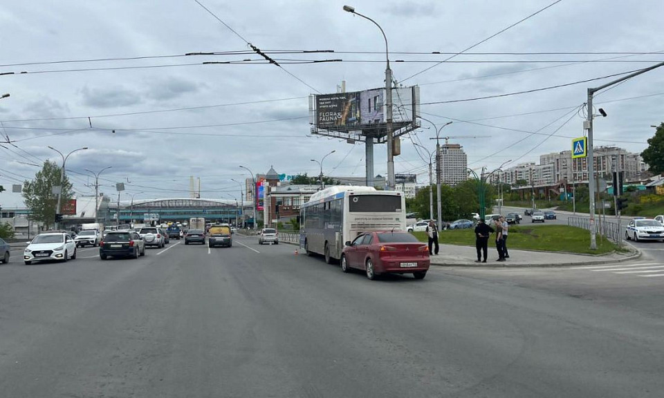 В аварии в Новосибирске пострадал ехавший в автобусе подросток